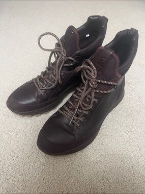 Ecco Women's Burgundy Lace-Up Winter Boots water repellent